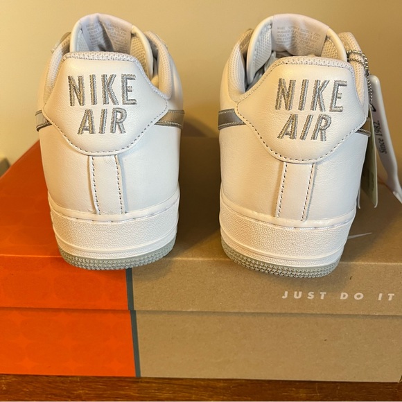 NIKE Air Force One ‘07 Low White Metallic Silver